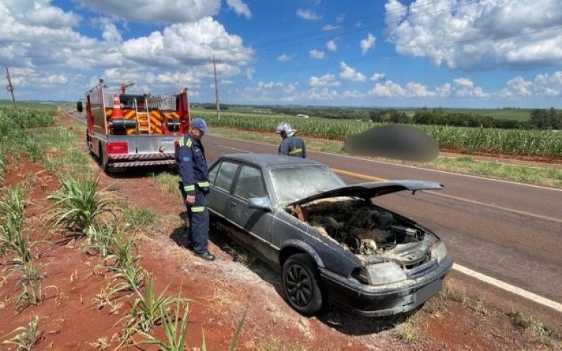 Incêndio em automóvel mobiliza Corpo de Bombeiros na PR-495 entre Santa Helena e Missal