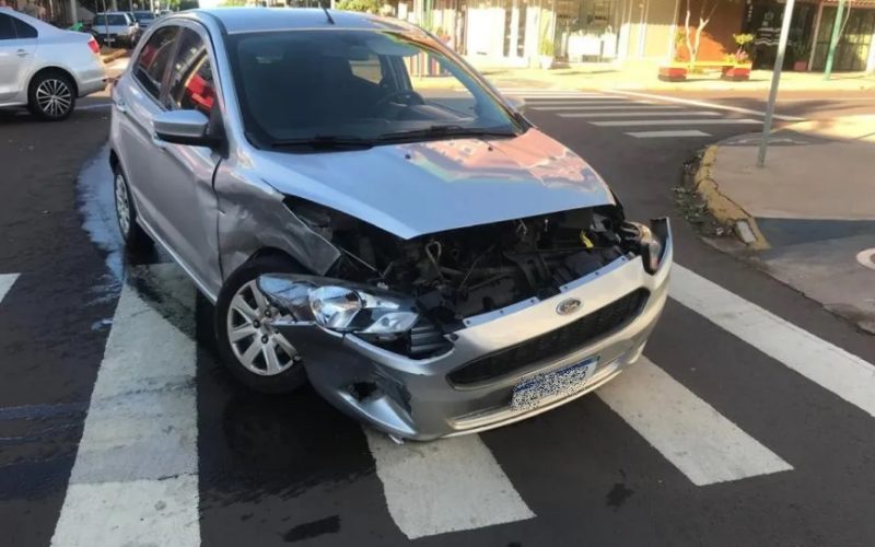 Colisão envolve dois veículos no centro de Marechal Rondon