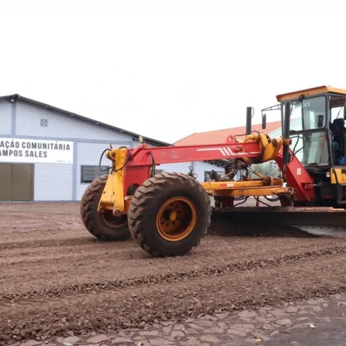 Prefeitura executa obras de recape asfáltico sobre pedras irregulares. em Linha Campo Sales