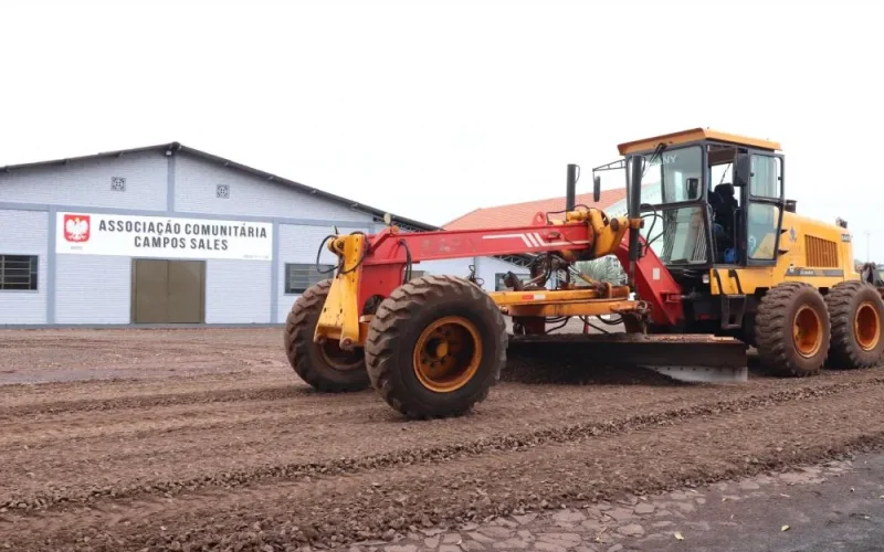 Prefeitura executa obras de recape asfáltico sobre pedras irregulares. em Linha Campo Sales